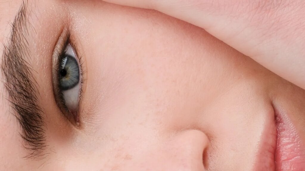 8 Best Eye Serum Formulas of 2026 to Tighten and Depuff